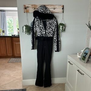 GSOU SNOW women’s Black & White Leopard Print Ski Jumpsuit size small